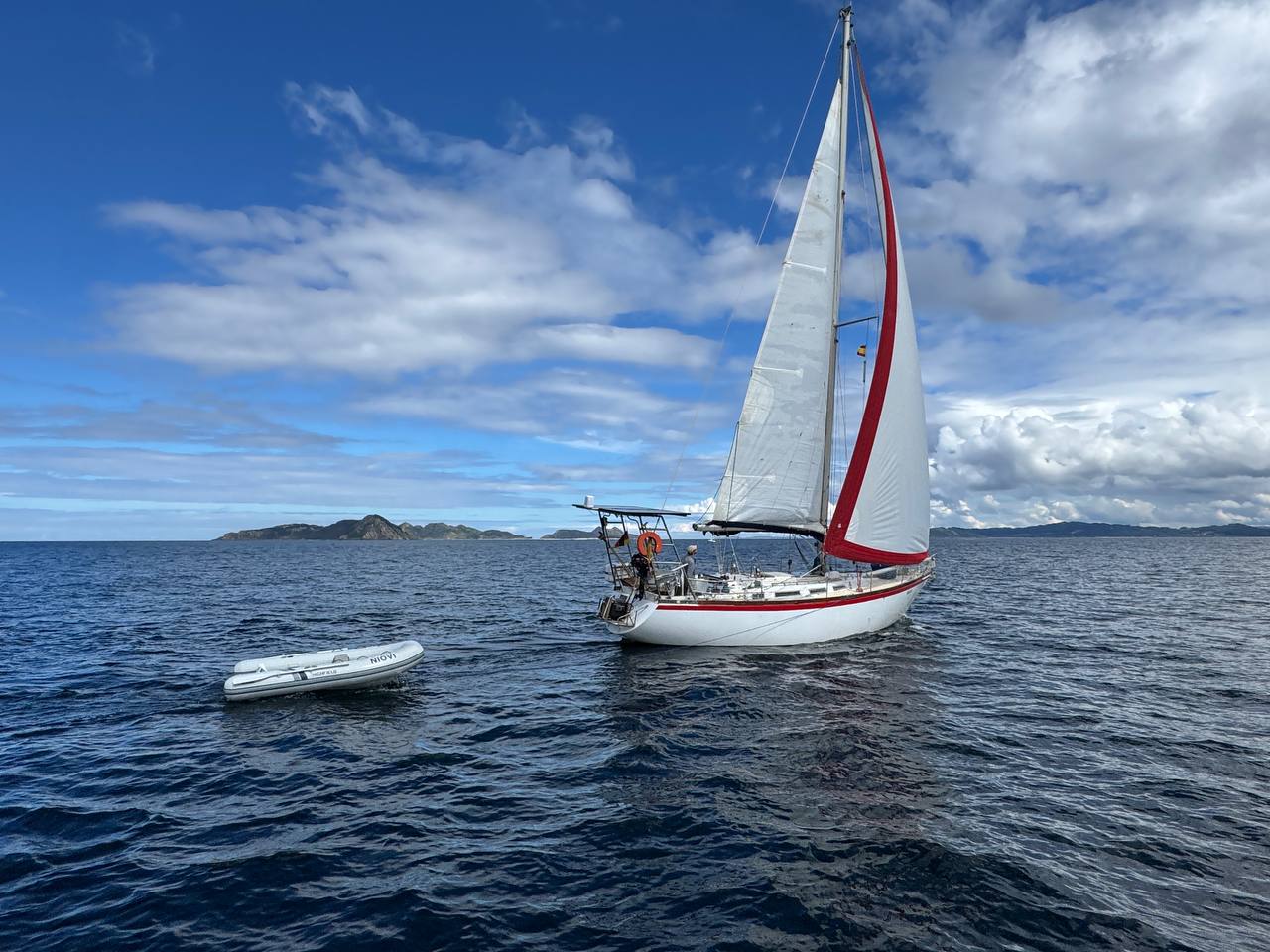 SV Niovi close-hauled in light conditions