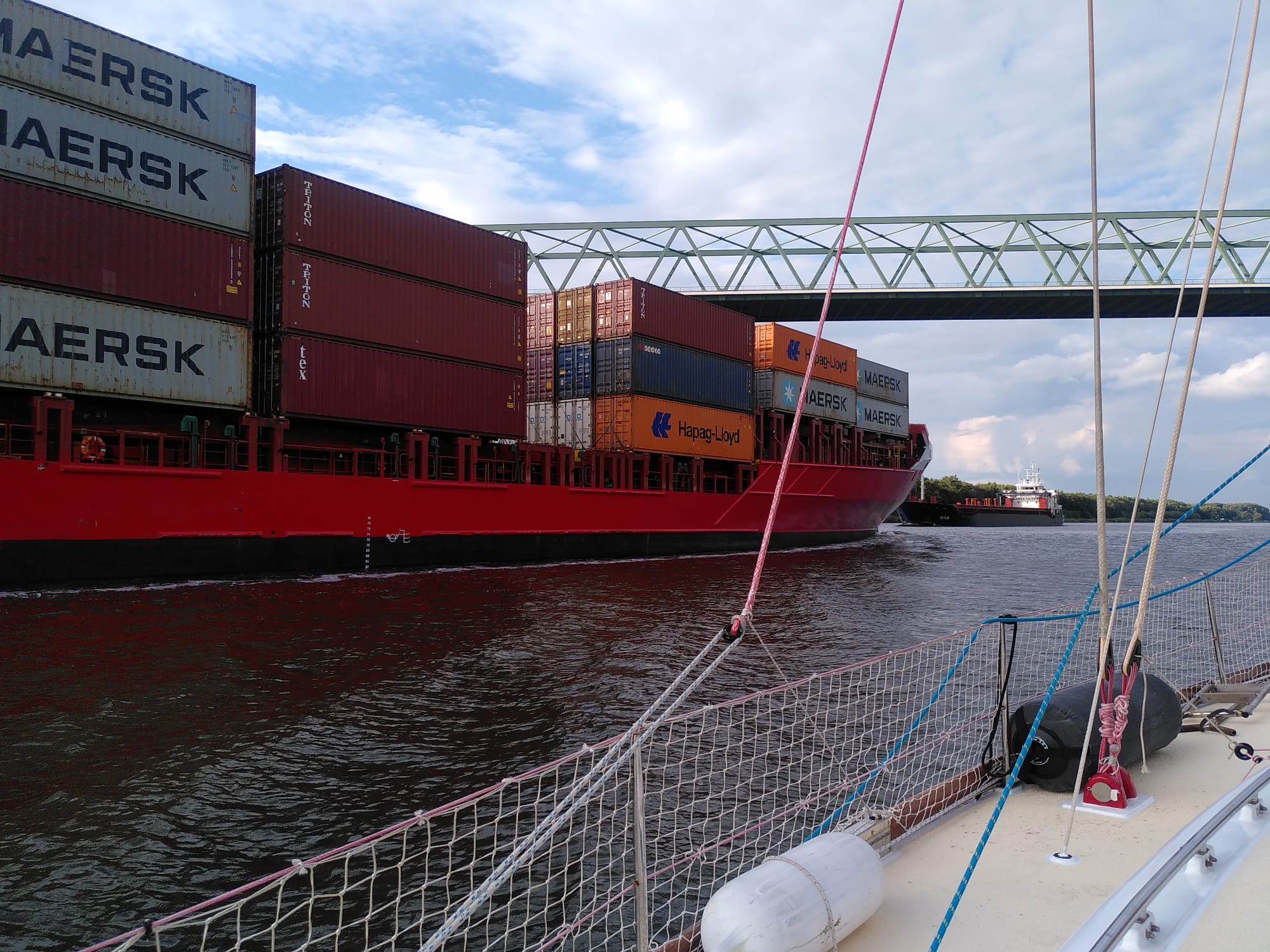 Containerschiff passiert unter Kanalbrücke