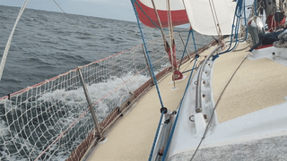 Zwei Segelboote kreuzen am Wind
